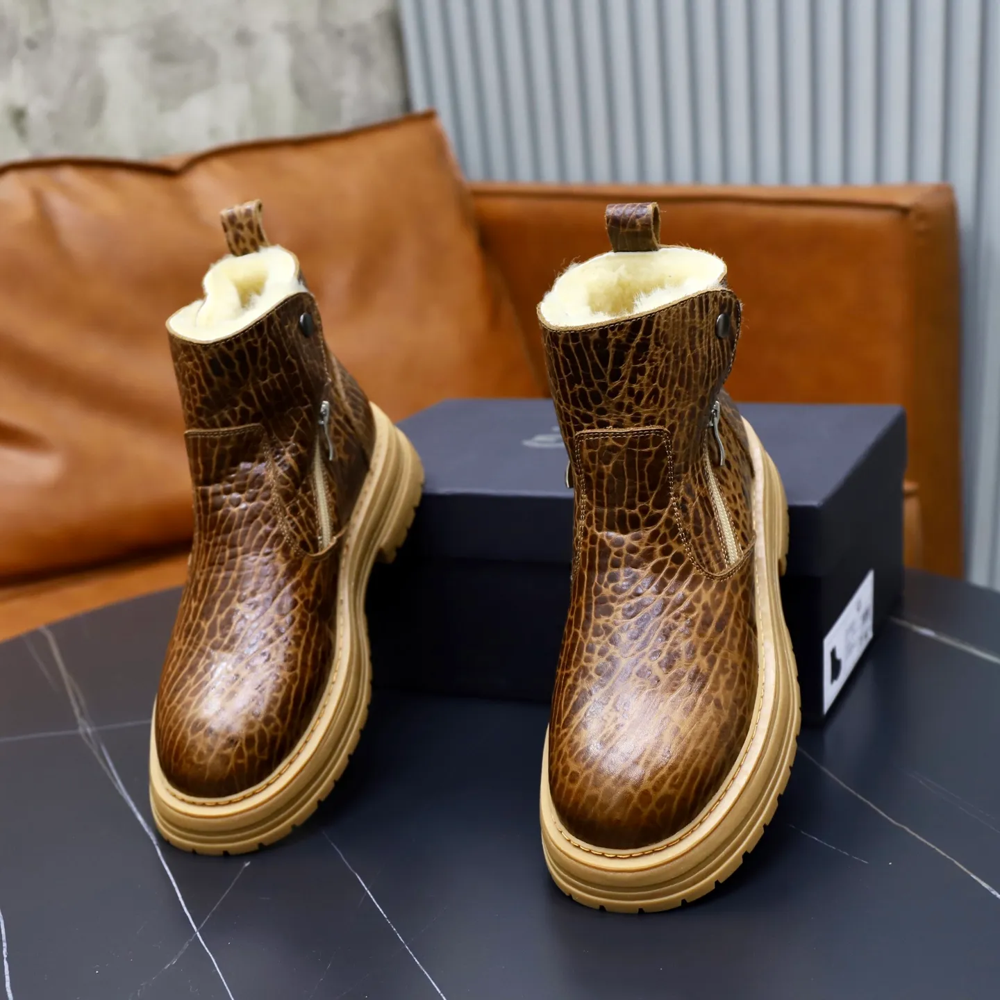 Ex-factory price: 680💰Thick wool imported from Australia Brand: UGG genuine purchasing agent Size: 38-44 (customized in 45) Grade: Official website 1:1 Material: First-layer genuine leather waterproof and antifreeze upper Real wool lining Original non-slip Soft wear-resistant outsole Style category: Men's casual shoes Trendy style Comfortable on the feet Color: Official website color synchronization